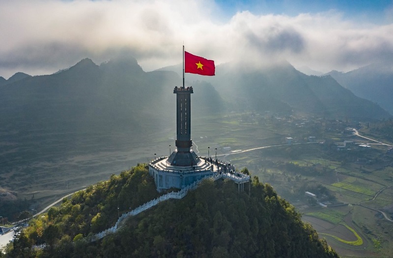 Top Scenic Experiences In Ha Giang You Should Not Miss 7 Lung Cu Flag Tower – The Northernmost Point of Vietnam