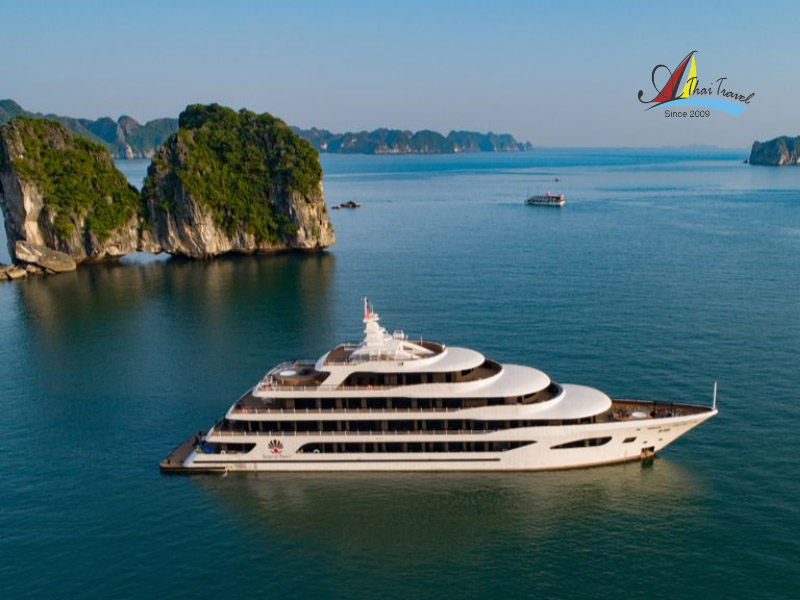 The Scarlet Pearl Cruise has the appearance of a luxury yacht The Scarlet Pearl Cruise has the appearance of a luxury yacht