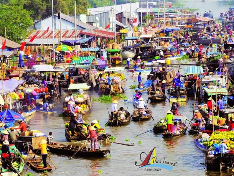 Người dân nơi đây bán rất nhiều mặt hàng từ trái cây theo mùa cho đến các món ăn đặc sản Người dân nơi đây bán rất nhiều mặt hàng từ trái cây theo mùa cho đến các món ăn đặc sản