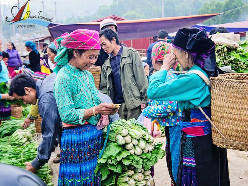 Tại chợ Đồng Văn, du khách có thể tìm thấy các sản phẩm thủ công mỹ nghệ như lụa, batik, đồ thêu, v.v. Tại chợ Đồng Văn, du khách có thể tìm thấy các sản phẩm thủ công mỹ nghệ như lụa, batik, đồ thêu, v.v.