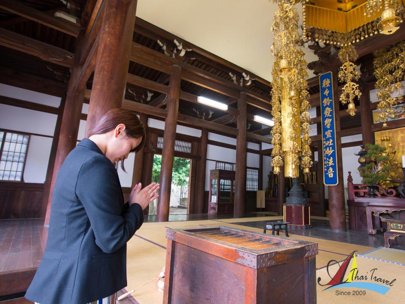 When visiting a monastery, it is recommended to wear appropriate clothing When visiting a monastery, it is recommended to wear appropriate clothing