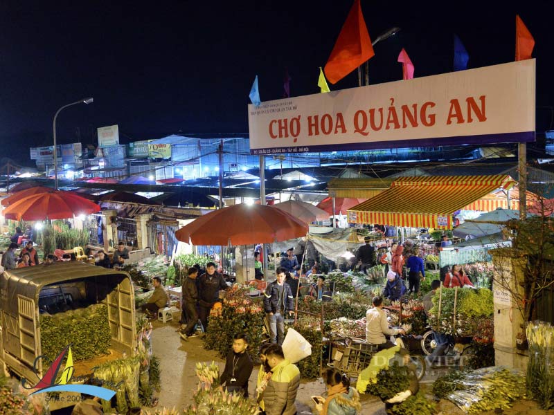 Quang An Flower Market attracts many tourists and locals to visit Quang An Flower Market attracts many tourists and locals to visit