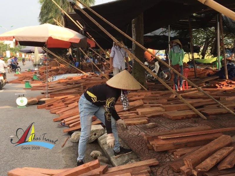 At Phu Khe Wood Market, visitors can find a variety of raw wood At Phu Khe Wood Market, visitors can find a variety of raw wood