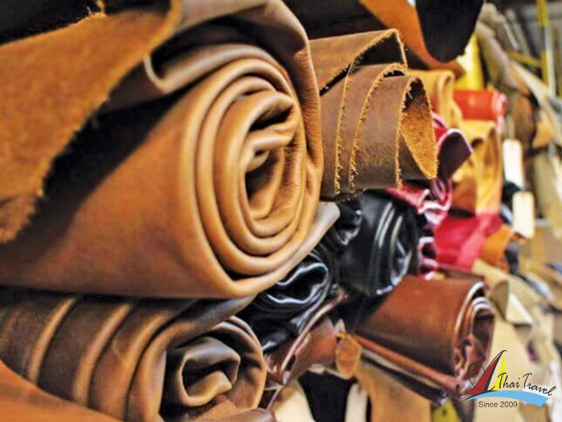 At Hoa Hao Leather Market, visitors can find various products At Hoa Hao Leather Market, visitors can find various products