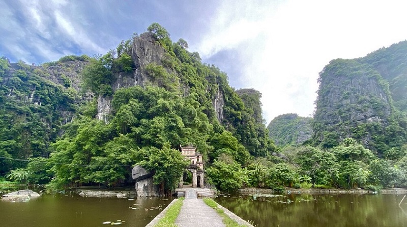 Tam Coc tourism in the ripe rice season 14 bichdongpagoda