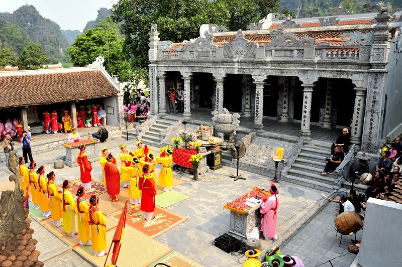 Tam Coc tourism in the ripe rice season 13 tamcoc thaivitemple