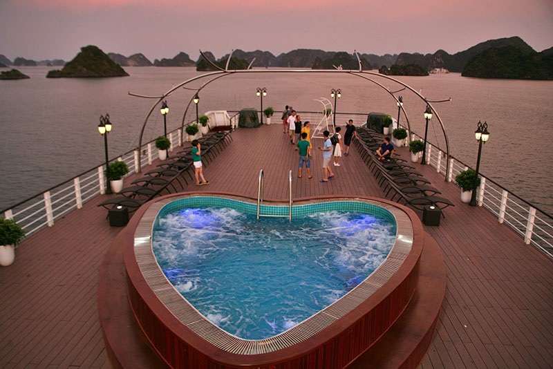 Enjoy Indian cuisine on Halong cruise 24 enjoyindiancuisineonhalongcruise21