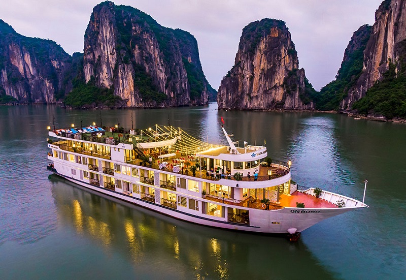 5-star cruise on Bai Tu Long Bay 15 5 starcruiseonbaitulongbay20