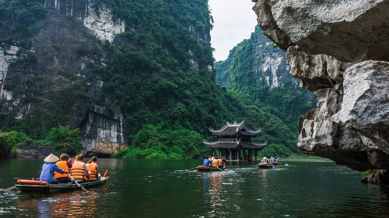 Discover the beauty of Ha Long caves 9 discoverthebeautyofhalongcaves
