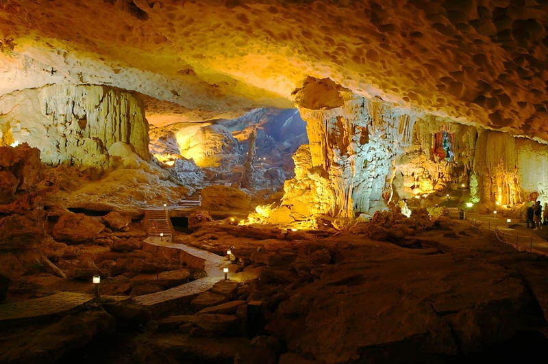 Discover the beauty of Ha Long caves 8 discoverthebeautyofhalongcaves