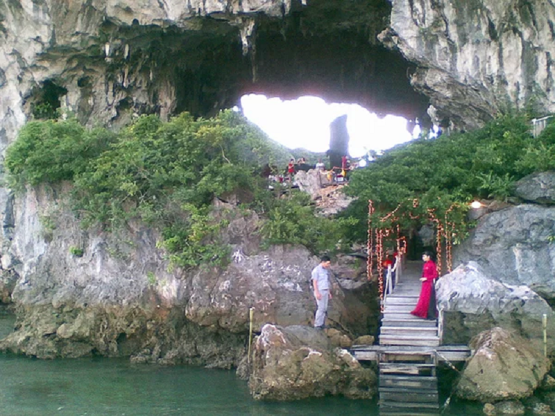 Discover the beauty of Ha Long caves 12 discoverthebeautyofhalongcaves3