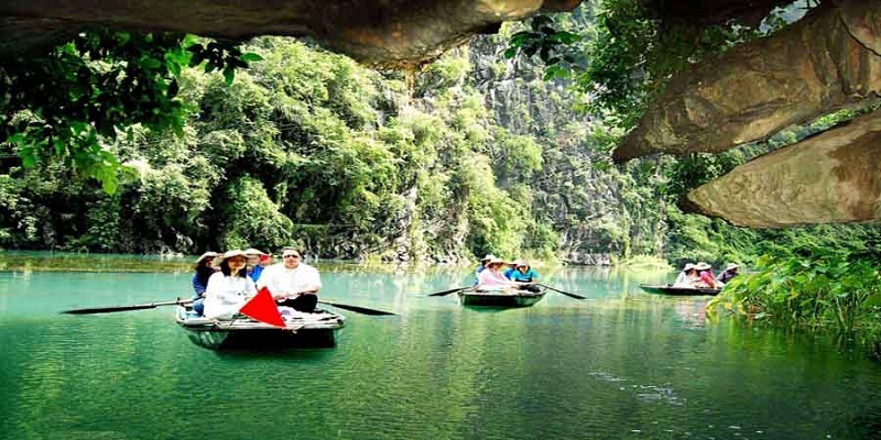 What is beautiful about traveling to Ninh Binh in August 11 thachbich thungnang