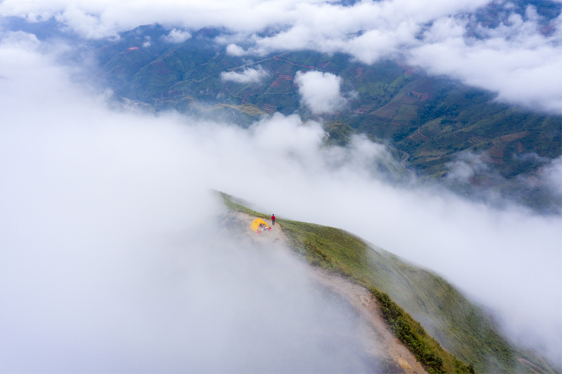 Experience sleeping in a tent in the sea of clouds of Ta Xua 7