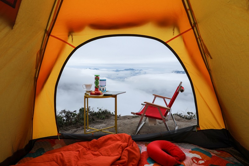 Experience sleeping in a tent in the sea of clouds of Ta Xua 8