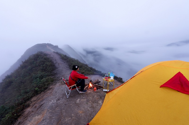 Experience sleeping in a tent in the sea of clouds of Ta Xua 9