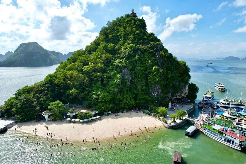 What is beautiful about Ha Long tourism in September 10 whatisbeautifulabouthalongtourisminseptember3