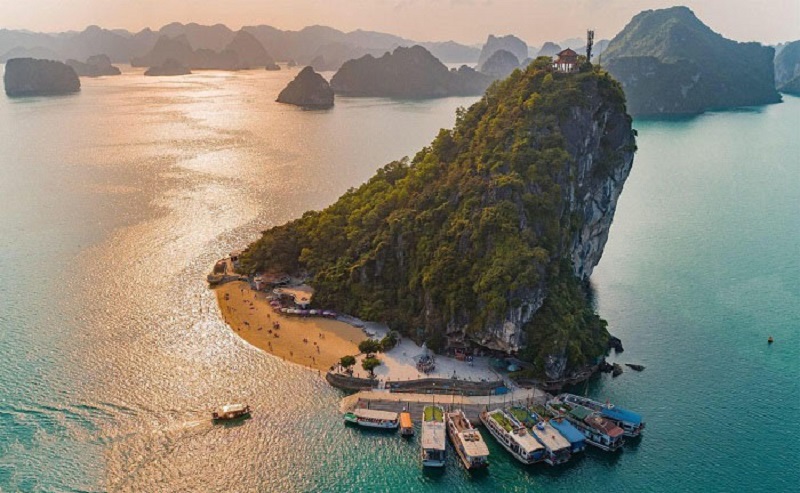 What is beautiful about traveling to Ha Long in August 17 whatisbeautifulabouttravelingtohalonginaugust20
