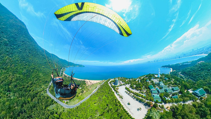 Paragliding in Son Tra Peninsula Da Nang 16 paraglidinginsontrapeninsuladanang5