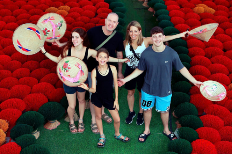 Foreign tourists visit Huong Quang Phu Cau Village 6 foreigntouristsvisithuongquanphucauvillage