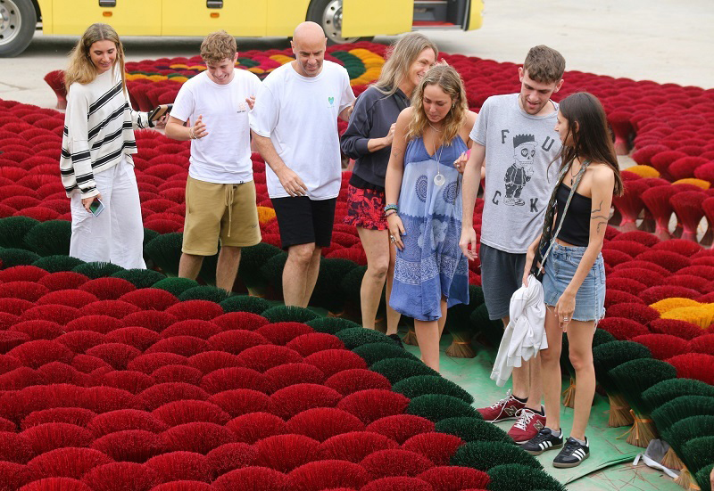 Foreign tourists visit Huong Quang Phu Cau Village 7 foreigntouristsvisithuongquanphucauvillage1