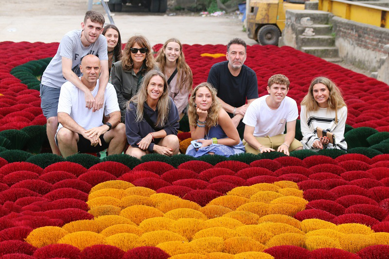 Foreign tourists visit Huong Quang Phu Cau Village 8 foreigntouristsvisithuongquanphucauvillage2