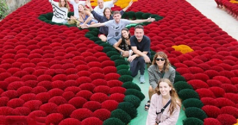 Foreign tourists visit Huong Quang Phu Cau Village 9 foreigntouristsvisithuongquanphucauvillage3