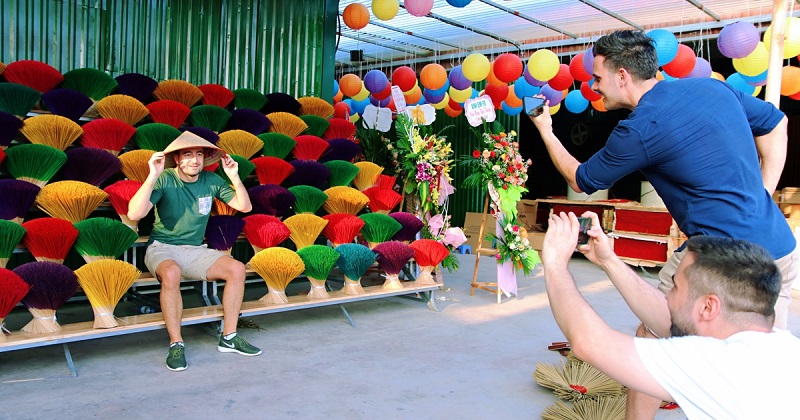 Foreign tourists visit Huong Quang Phu Cau Village 10 foreigntouristsvisithuongquanphucauvillage4