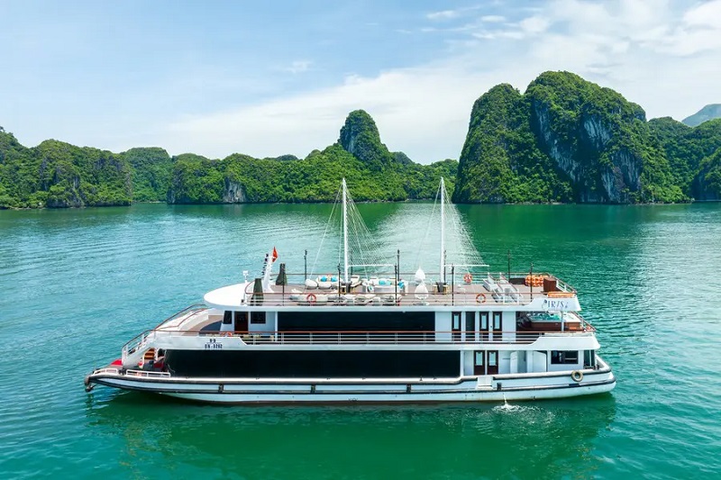 Which season is the most beautiful in Ha Long 14 whichseasonisthemostbeautifulinhalong1
