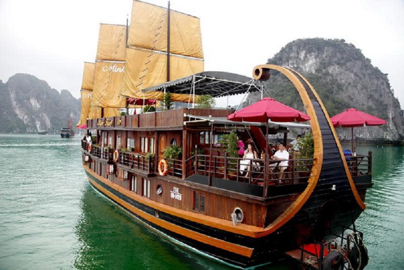 Which season is the most beautiful in Ha Long 16 whichseasonisthemostbeautifulinhalong3