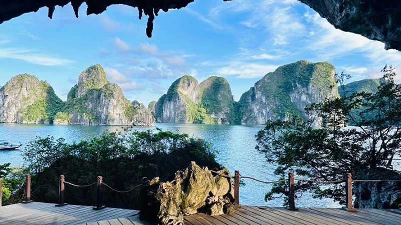 Which season is the most beautiful in Ha Long 18 whichseasonisthemostbeautifulinhalong5