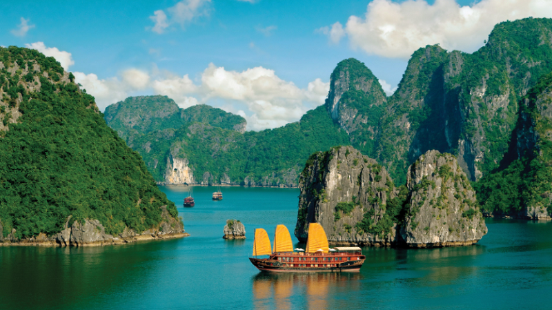 Which season is the most beautiful in Ha Long 19 whichseasonisthemostbeautifulinhalong6
