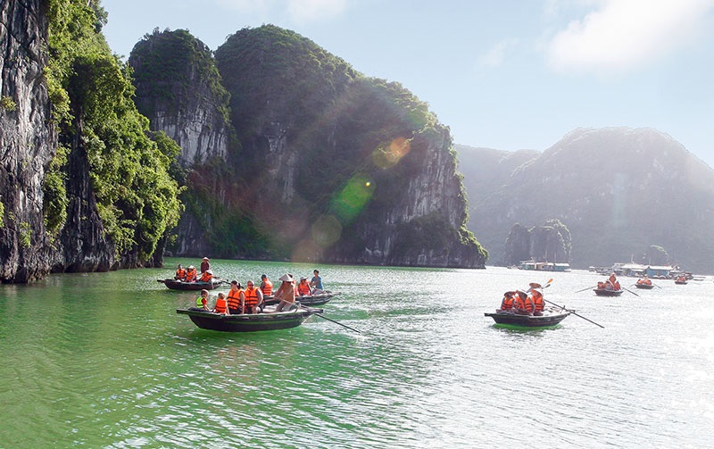 Which season is the most beautiful in Ha Long 22 whichseasonisthemostbeautifulinhalong9
