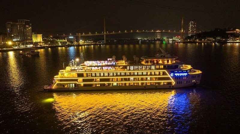 Tour Du Lịch Hạ Long 4 Tiếng Trên Thuyền Luna Về Đêm 1 tourngudemtrenduthuyenhalong6