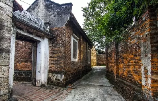 EXPLORING THE NORTH OF THE RED RIVER