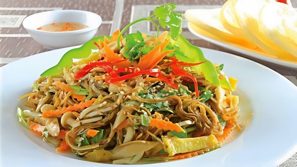 Discover Vietnam's Culinary Culture Experience 3 Nộm Hoa Chuối